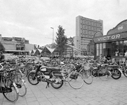 856719 Gezicht op de tijdelijke fietsenstalling op het Vredenburg te Utrecht, met rechts een deel van de ...